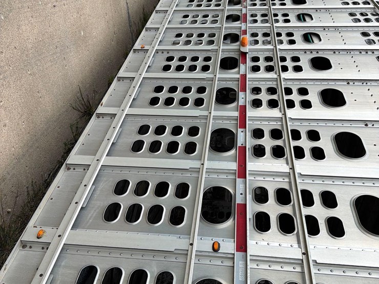 2016-wilson-livestock-trailer-image-33