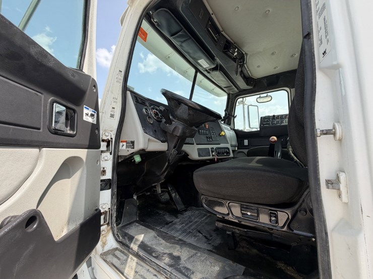 2022-western-star-4700-image-9