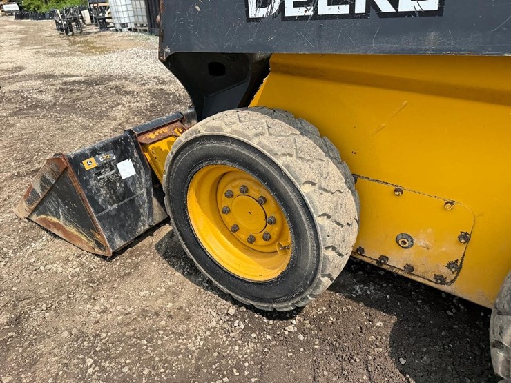 2024-deere-320g-image-17