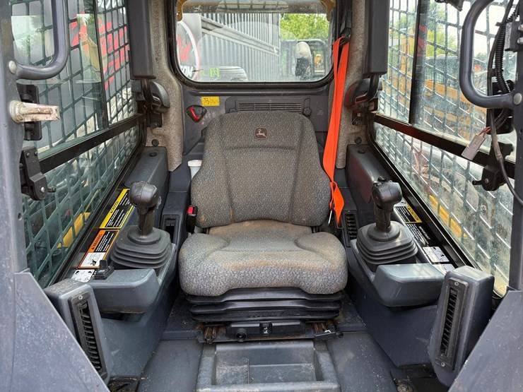 2024-deere-320g-image-18