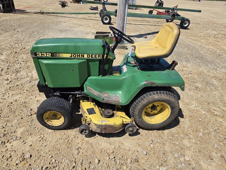 john-deere-332-image-2