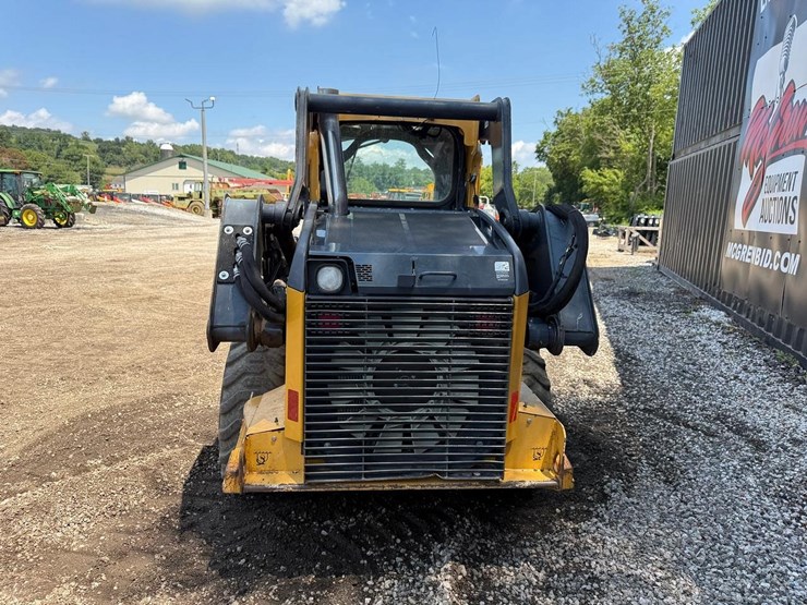 2016-deere-320e-image-3