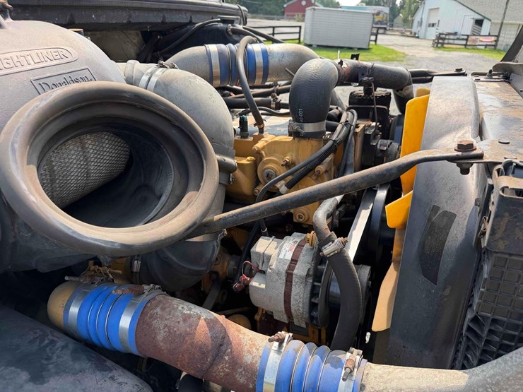 2000-freightliner-fl112-image-25