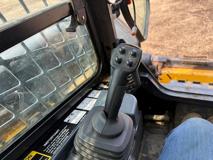 2024-deere-320g-image-21