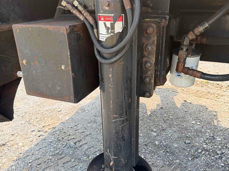 2000-freightliner-fl112-image-14