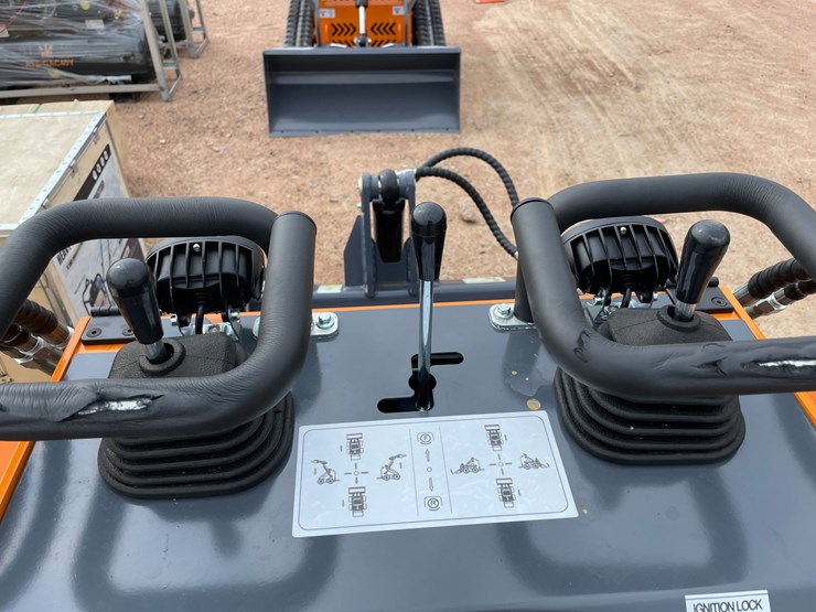 #5634-•-landhonor-mini-skid-steer-loader-me380r2-(mosinee,-wi)-image-11