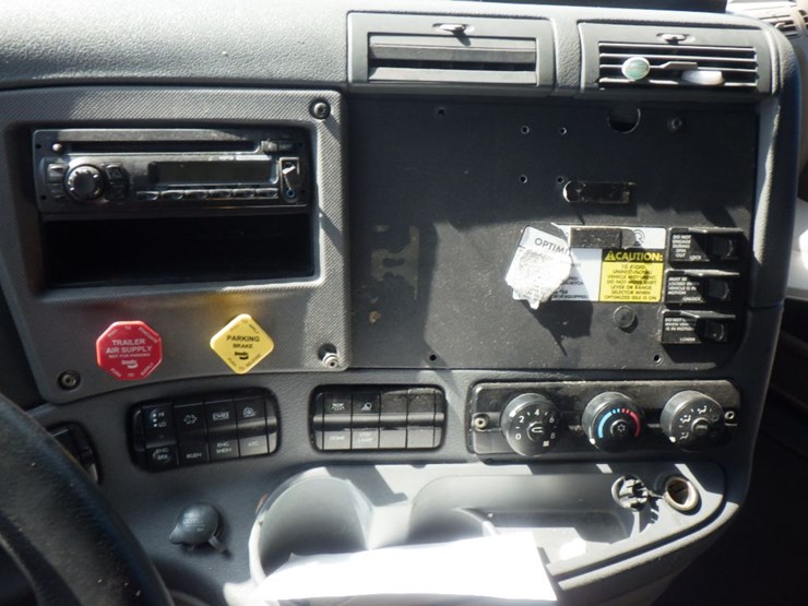 2015-freightliner-cascadia-125-image-17