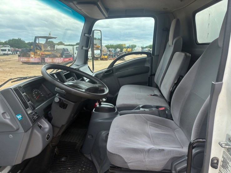 2019-isuzu-npr-image-8