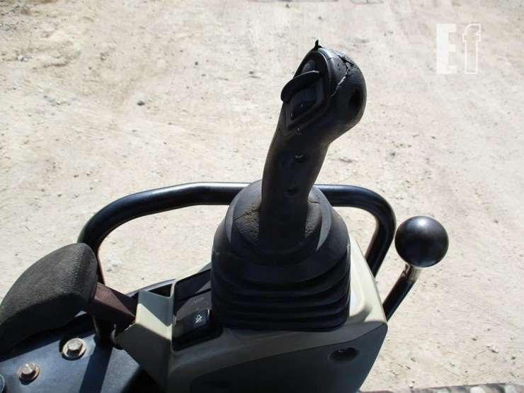 2016-caterpillar-305.5e-image-10