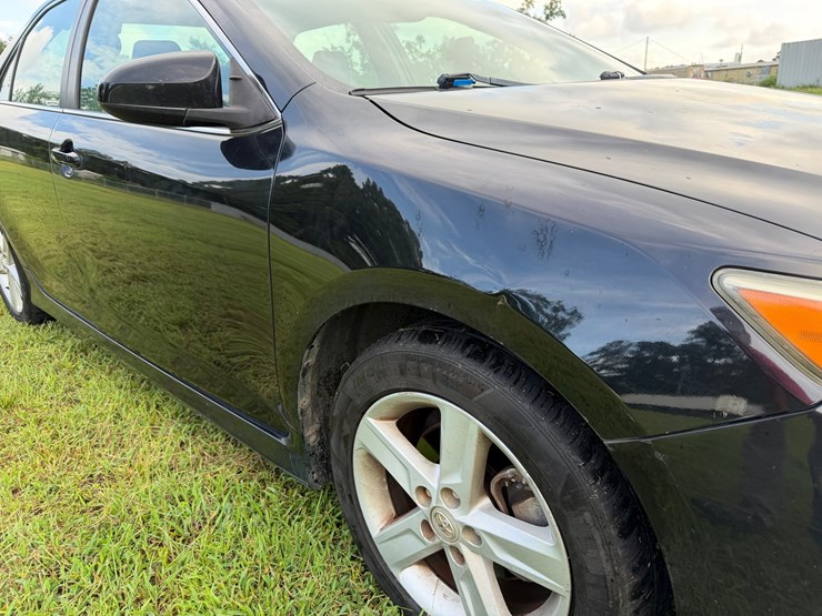 #106-•-2013-toyota-camry-passenger-car-image-10