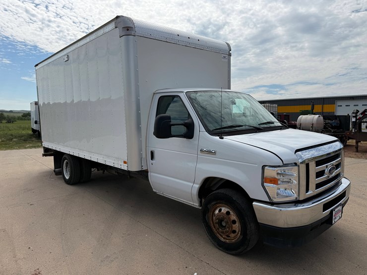 2022-ford-cargo-image-4