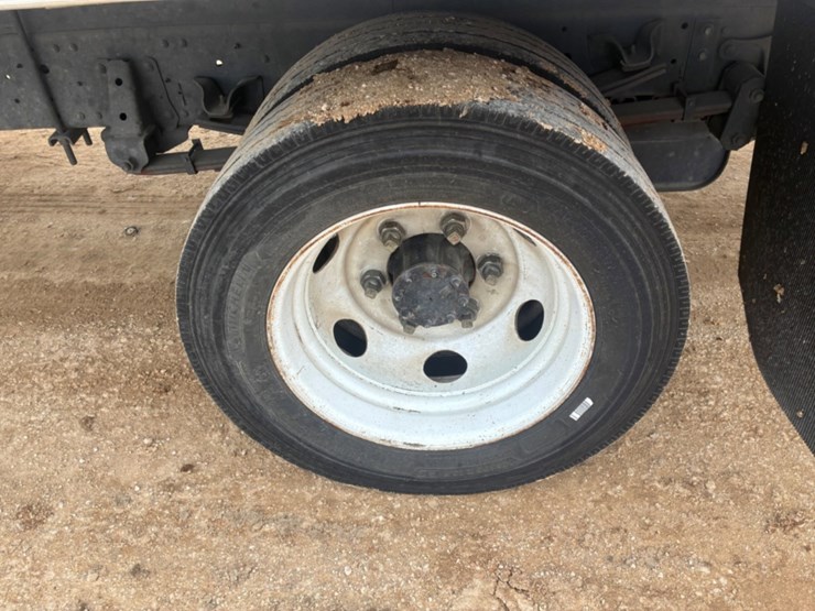 2019-isuzu-npr-image-12