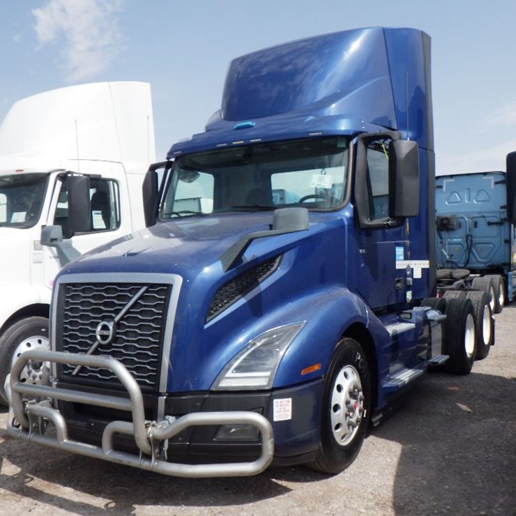2020 VOLVO VNL300