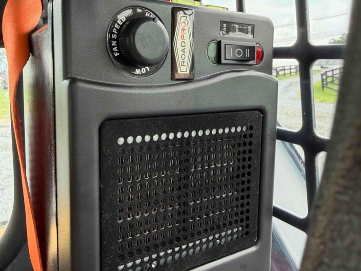 2018-deere-318g-image-17