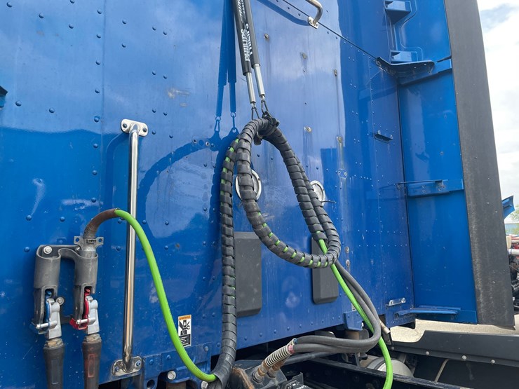 2022-kenworth-t680-image-12