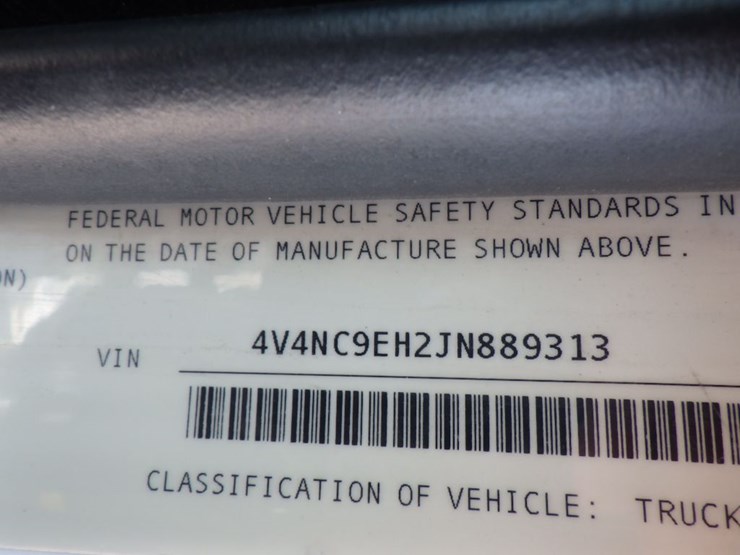 2018-volvo-vnl780-image-25