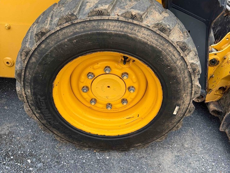 2018-deere-318g-image-8