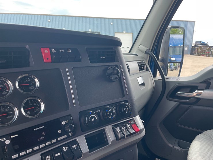2022-kenworth-t680-image-26