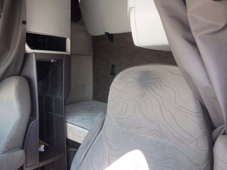 2018-volvo-vnl780-image-24