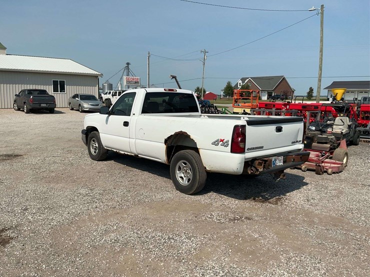 2004-chevrolet-silverado-1500-image-2