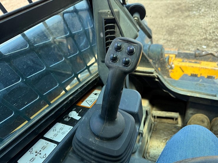 2016-deere-320e-image-20