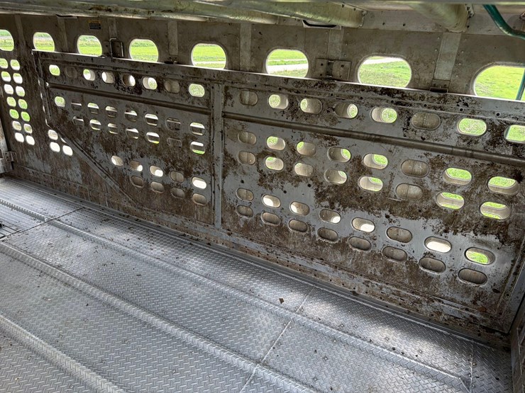 2016-wilson-livestock-trailer-image-46