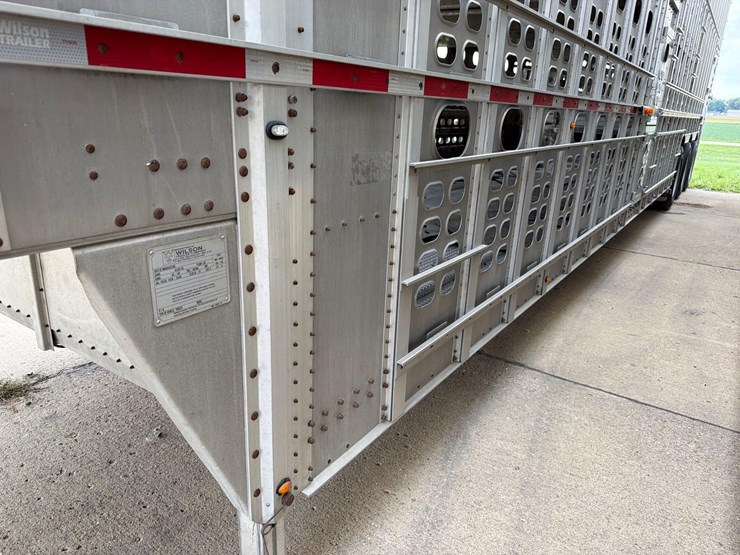 2016-wilson-livestock-trailer-image-20