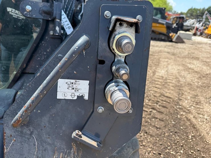 2016-deere-320e-image-11