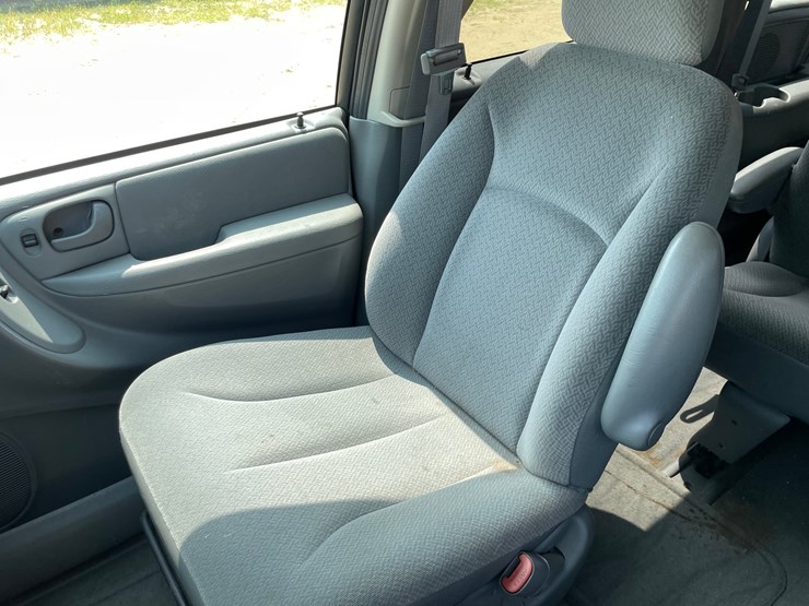 2006-chrysler-town-&-country-image-45