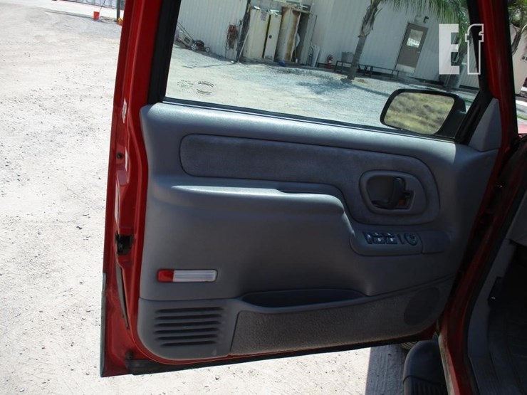 1999-chevrolet-tahoe-image-15