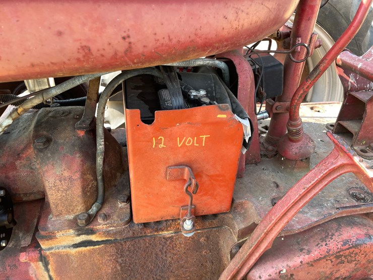 #300-•-1951-farmall-m-tractor-image-34