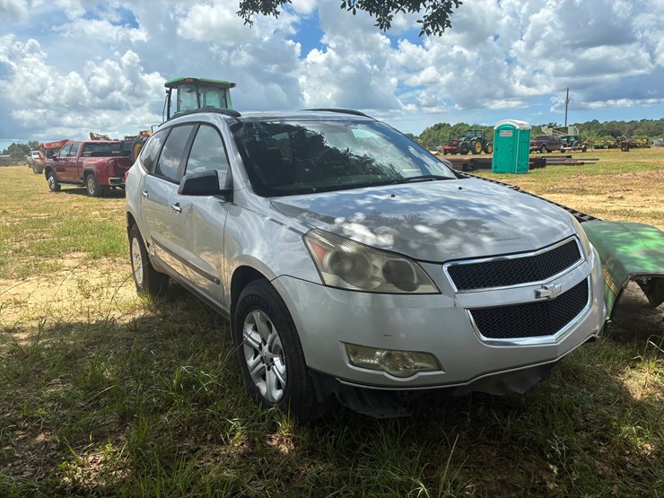 2009-chevrolet-traverse-image-2