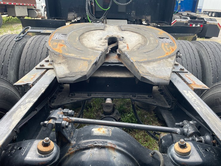 2020-peterbilt-567-image-11