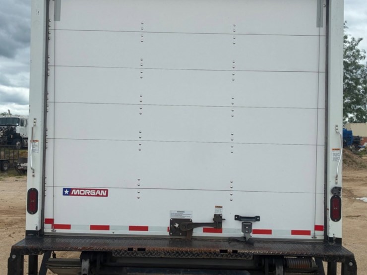 2019-isuzu-npr-image-5