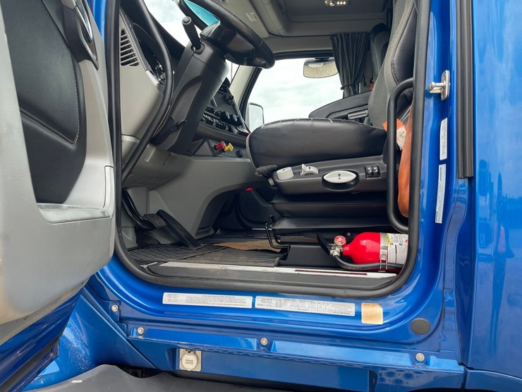 2022-kenworth-t680-image-22