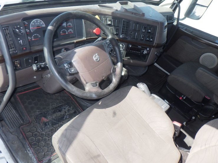 2018-volvo-vnl780-image-21