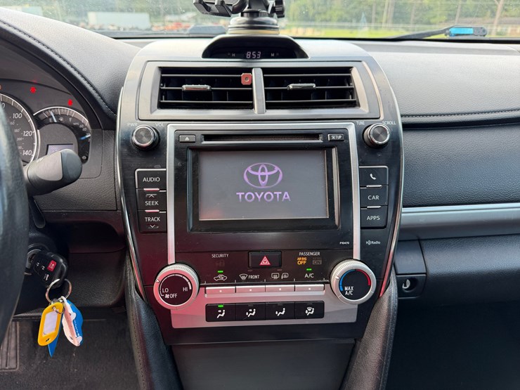 #106-•-2013-toyota-camry-passenger-car-image-24