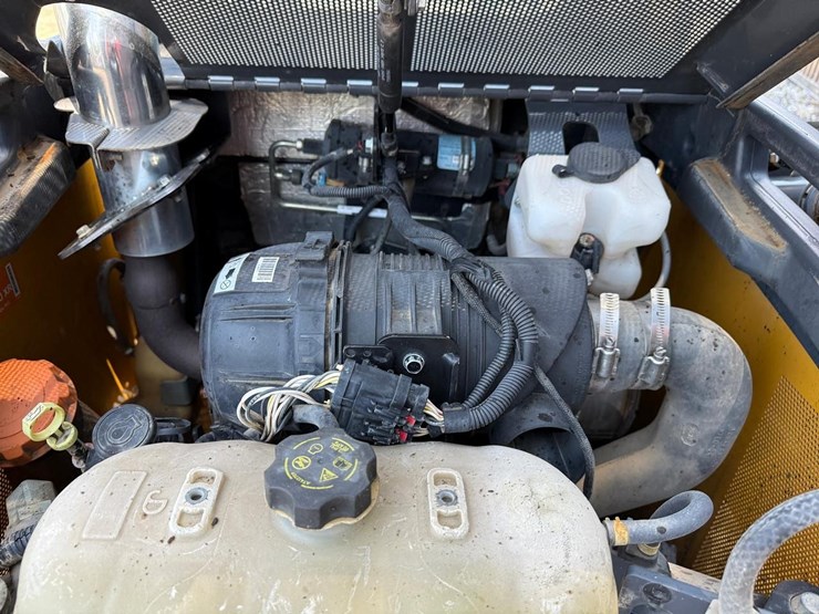 2016-deere-320e-image-14