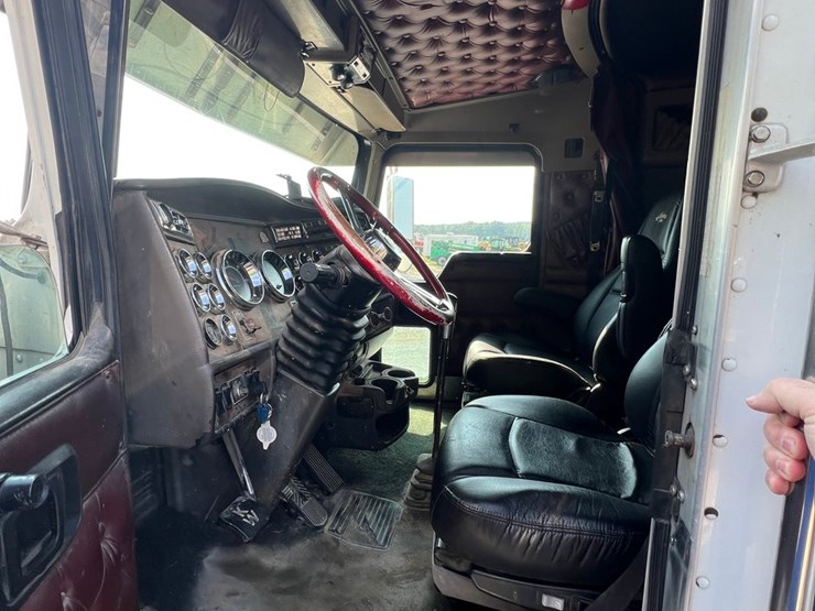 2005-kenworth-w900-image-10