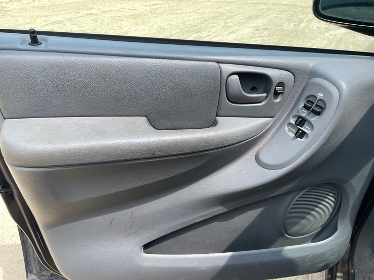 2006-chrysler-town-&-country-image-21