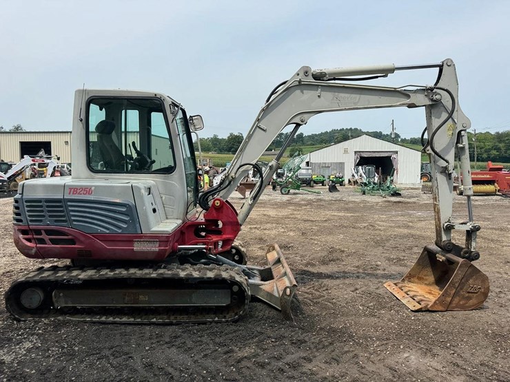 2012-takeuchi-tb250-image-7