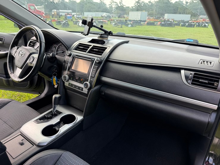 #106-•-2013-toyota-camry-passenger-car-image-22