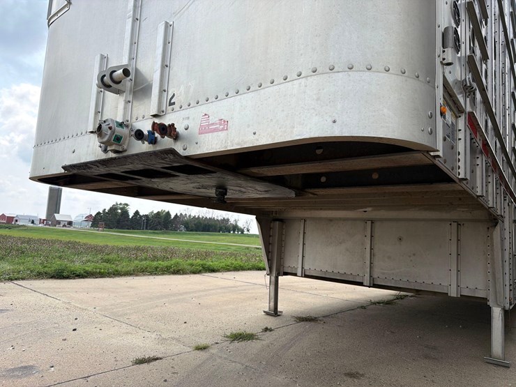 2016-wilson-livestock-trailer-image-25