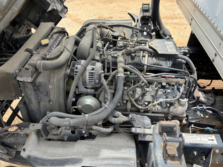 2019-isuzu-npr-image-14