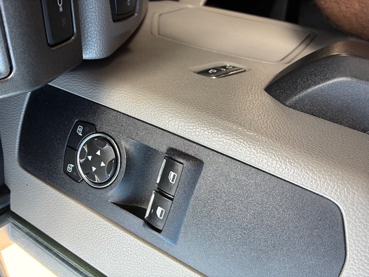 2022-ford-f550-xl-image-12