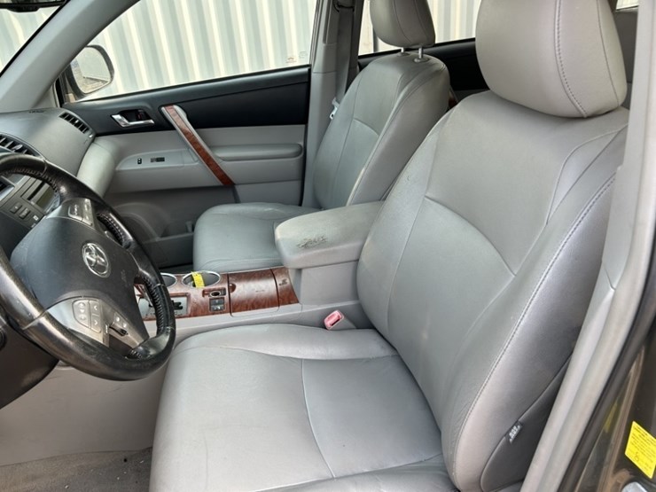 2010-toyota-highlander-image-19