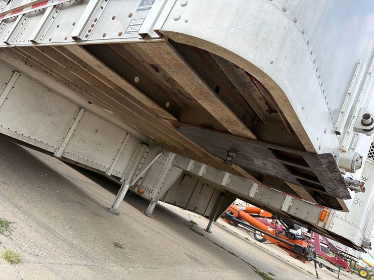 2016-wilson-livestock-trailer-image-27