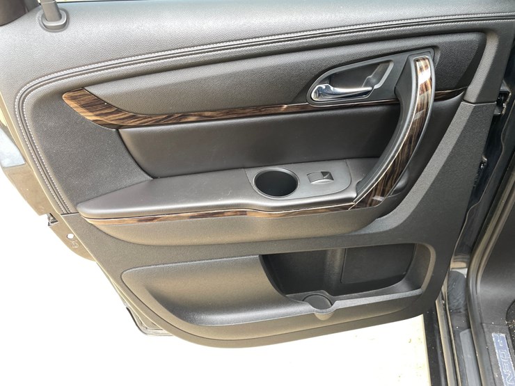 2014-gmc-acadia-denali-image-28