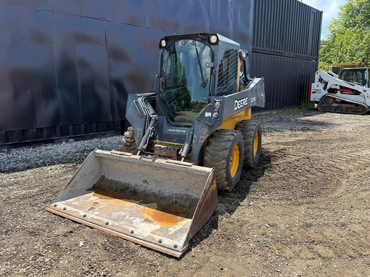 2016-deere-320e-image-8