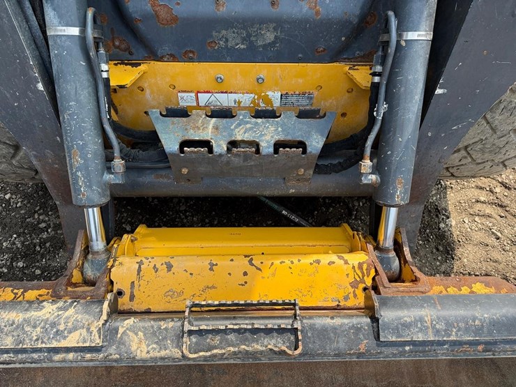 2024-deere-320g-image-10